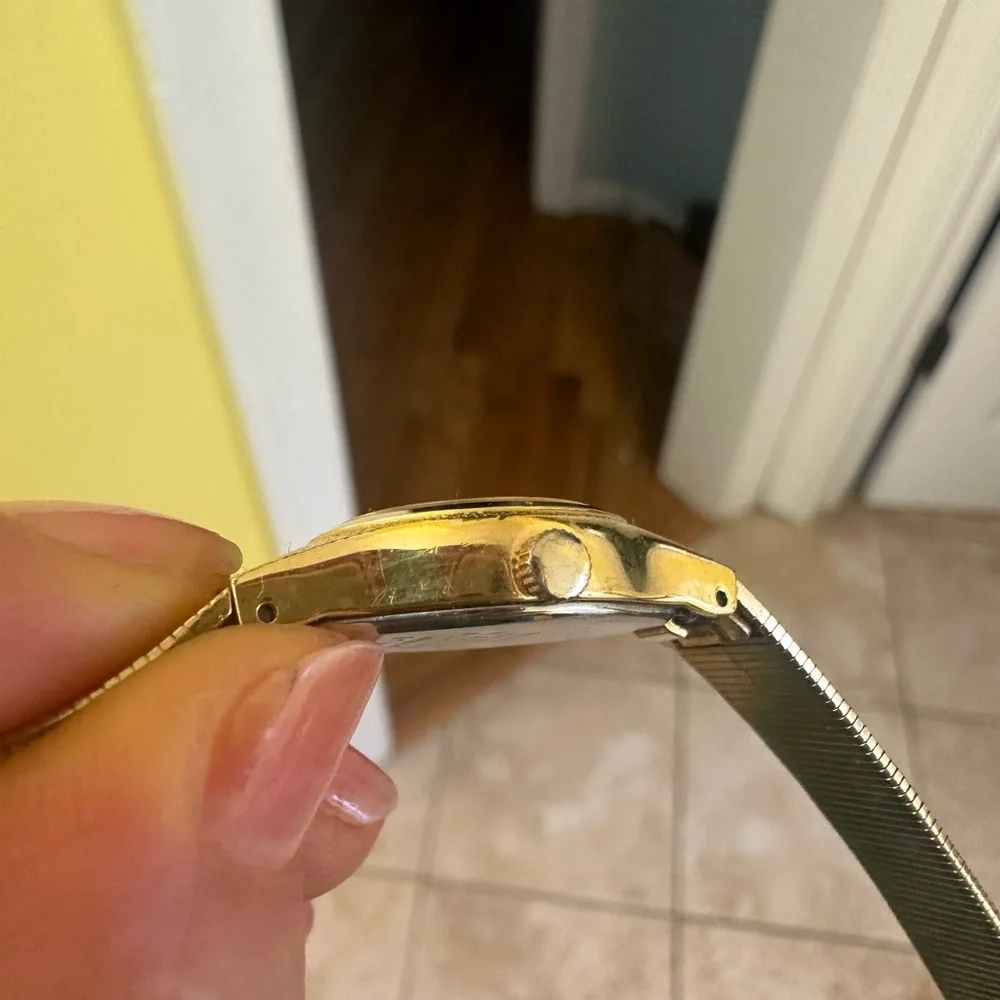 Seiko Gold Smartwatch with Elegant Design